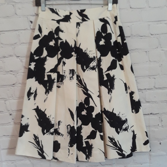 Zara Dresses & Skirts - NWT Zara Floral Print Skirt🌻